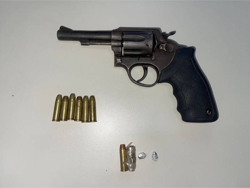 Polícia Militar apreende arma e drogas durante diligências em Santaluz