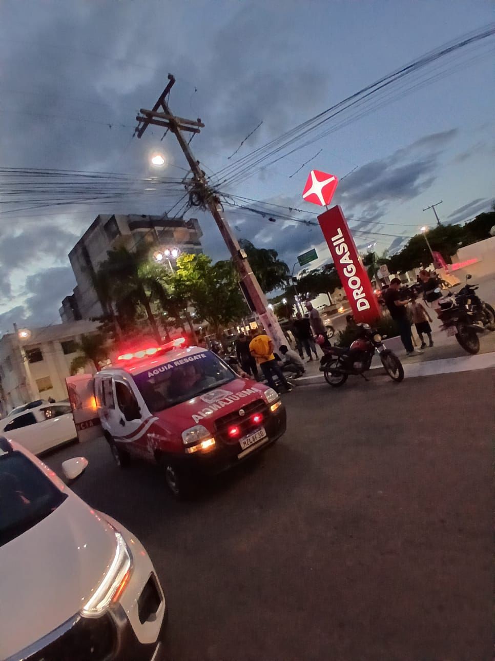 Duas jovens ficam feridas após colisão entre moto e carro Praça da Babilônia em Conceição do Coité