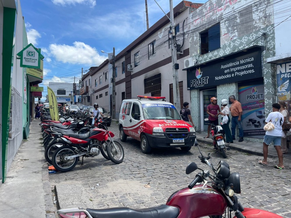 Homem fica ferido após colisão entre moto e carro no centro de Conceição do Coité