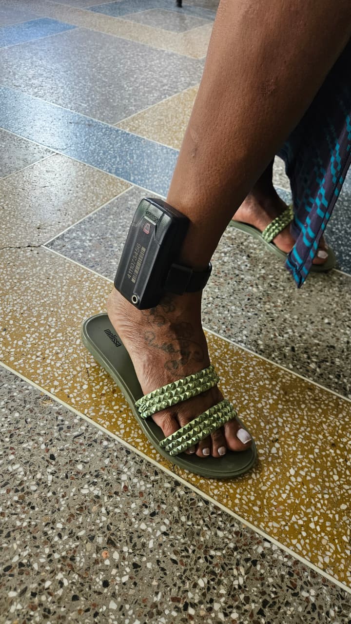 Mulher monitorada por tornozeleira eletrônica é detida em São Domingos após ser encontrada fora do endereço da prisão domiciliar; ela responde por homicídio ocorrido em Salvador