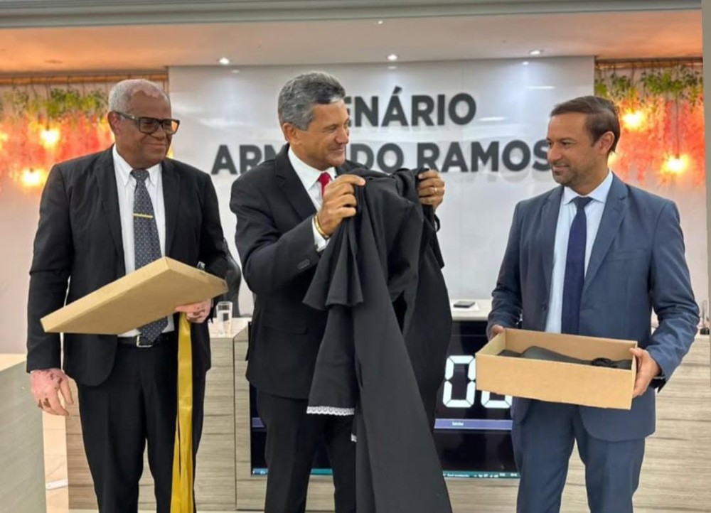 Após beca ser descartada por engano durante limpeza de praça, Câmara de Conceição do Coité doa nova vestimenta a advogado e concede Moção de Aplausos