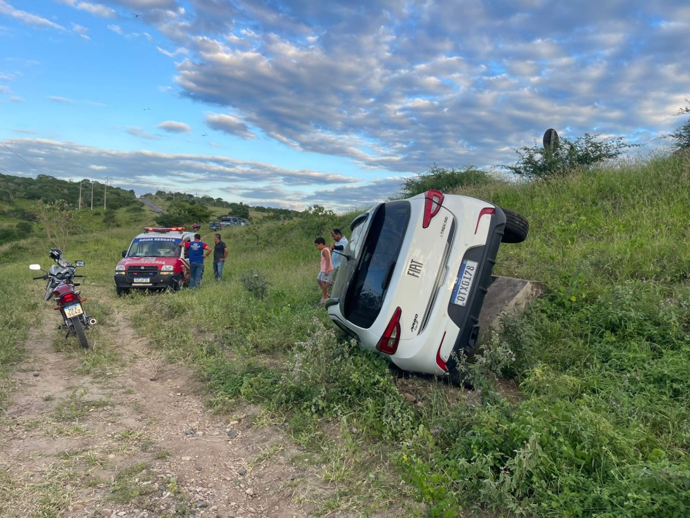 Carro capota na BA-120 entre Conceição do Coité e Retirolândia
