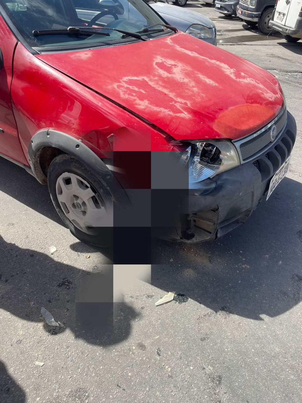 Colisão entre moto e carro deixa adolescente de 17 anos ferido; impacto espalhou restos de pele e gordura da perna da vítima no chão.