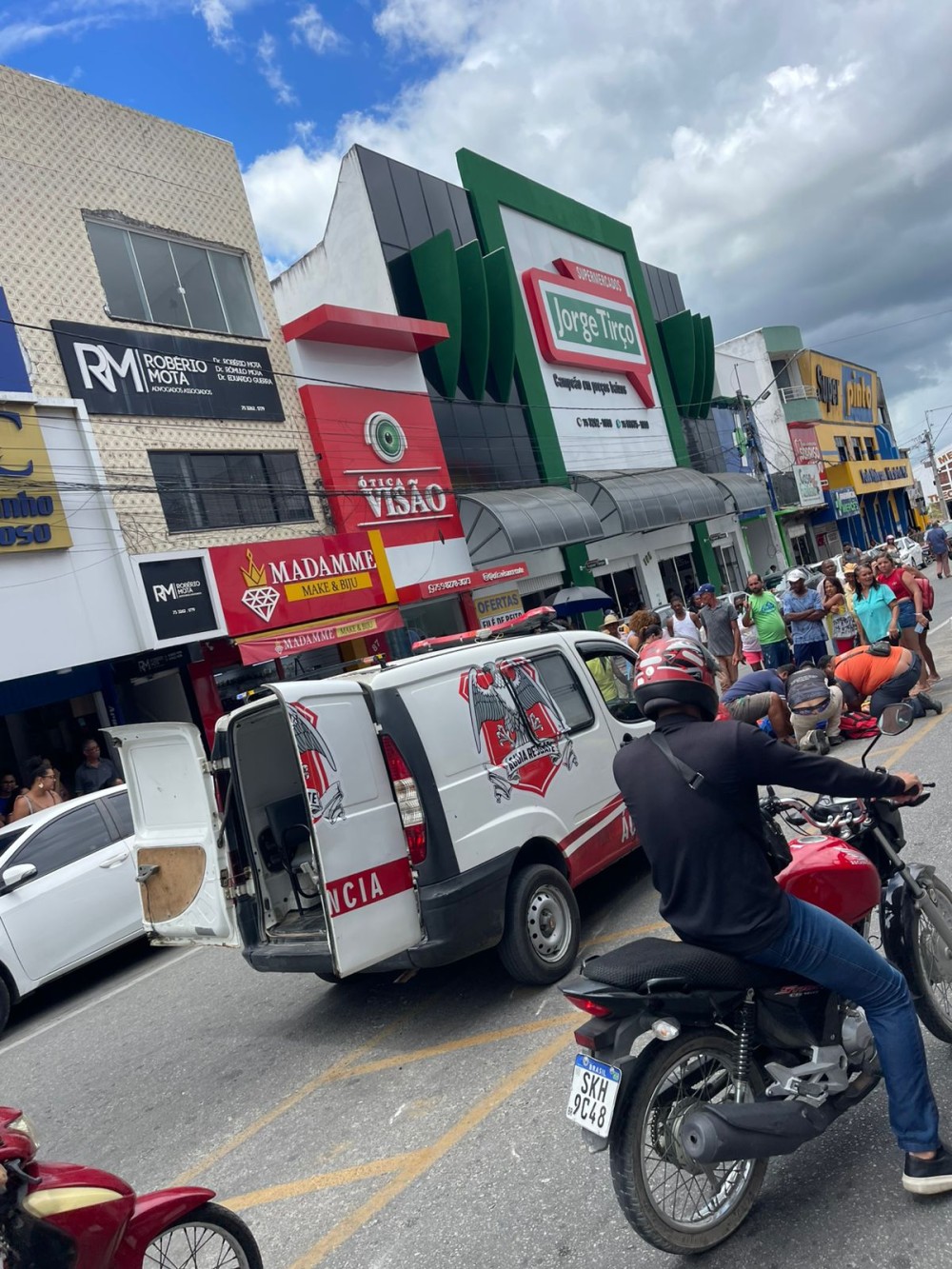 Motociclista fica ferido após colisão com carro no centro de Conceição do Coité