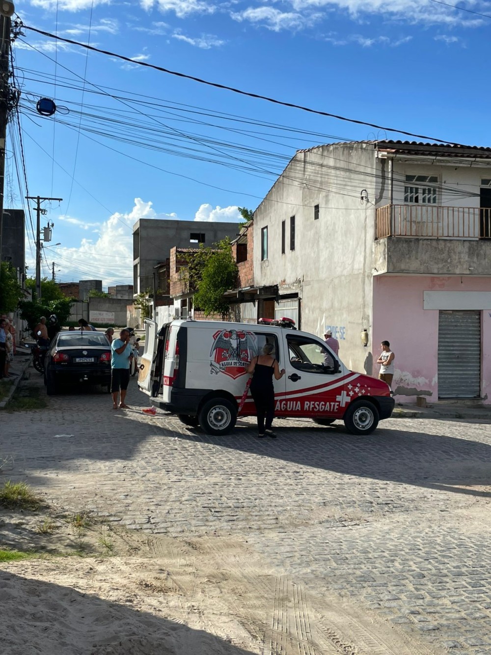 Mulher fica ferida após colisão entre carro e moto em Conceição do Coité