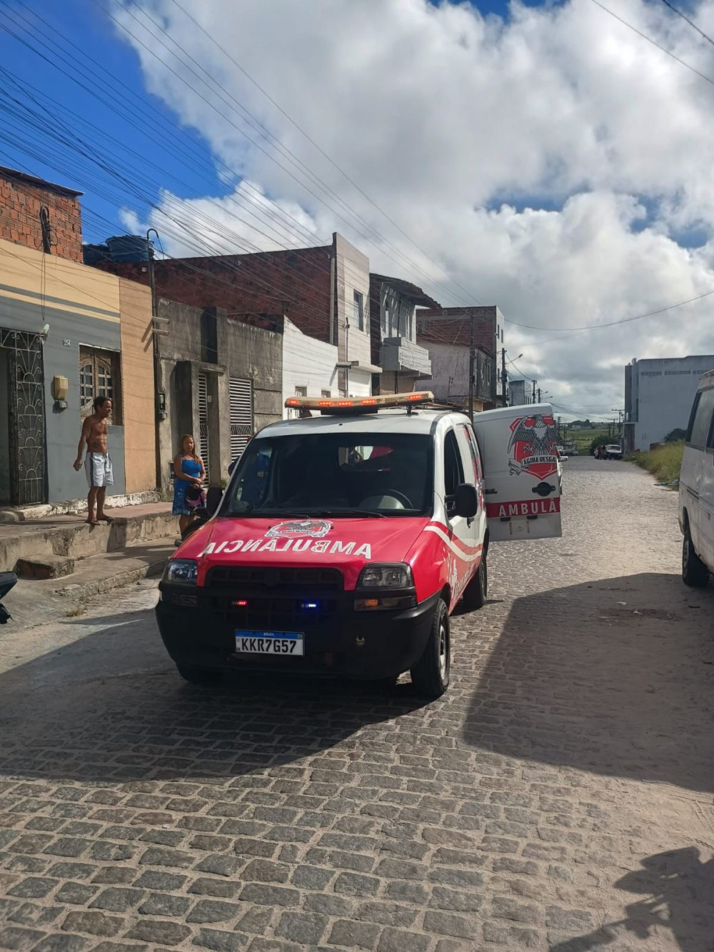 Mulher fica ferida após colidir moto em carro estacionado no bairro dos Barreiros em Conceição do Coité
