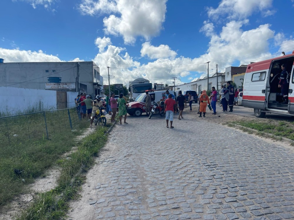 Mãe e dois filhos ficam feridos após colisão entre carro e moto em Conceição do Coité