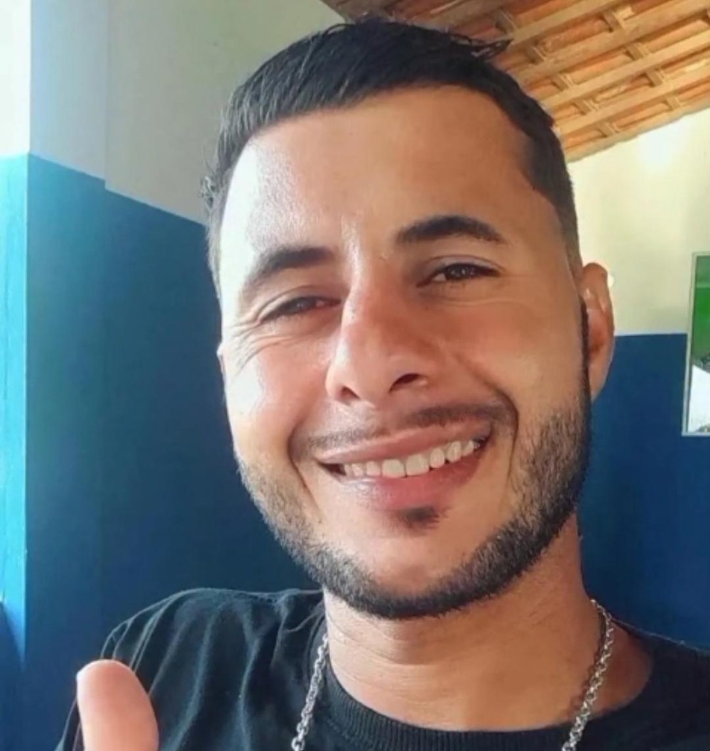 Homem é executado a tiros em quadra esportiva no centro de Tucano