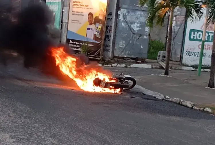 Homem ateia fogo na própria moto durante blitz em Feira de Santana