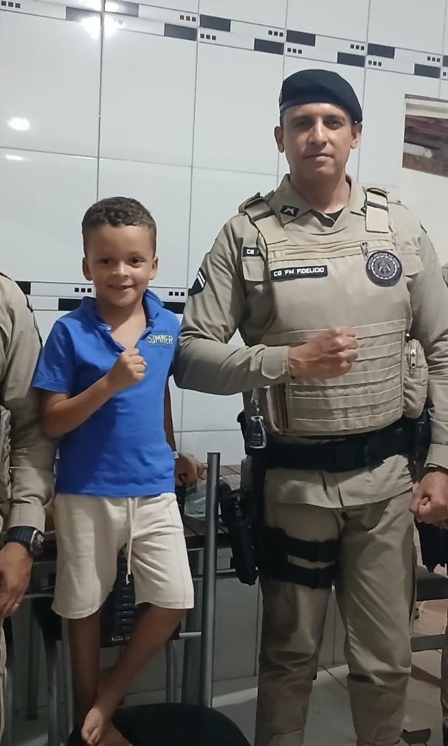 Garoto de 6 anos abre mão de presente para si, pede dinheiro à mãe que mora na Holanda e prepara café para policiais militares em Conceição do Coité