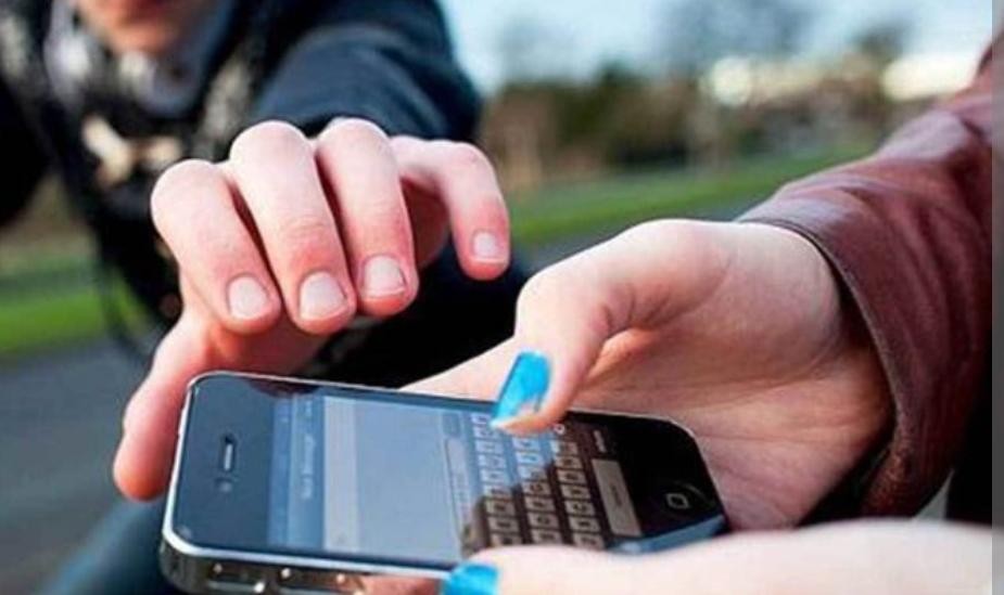 Mulher é agredida após descobrir mensagens de outra mulher no celular do companheiro em Serrinha; ela tentou pegar o aparelho do suspeito