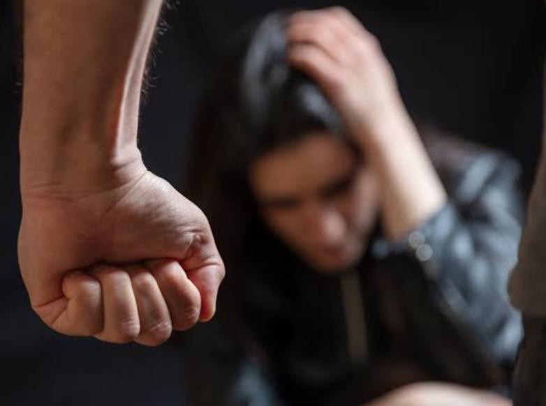 Mulher é agredida pelo ex-companheiro no bairro Jaqueira em Conceição do Coité; suspeito conseguiu fugir duas vezes da PM