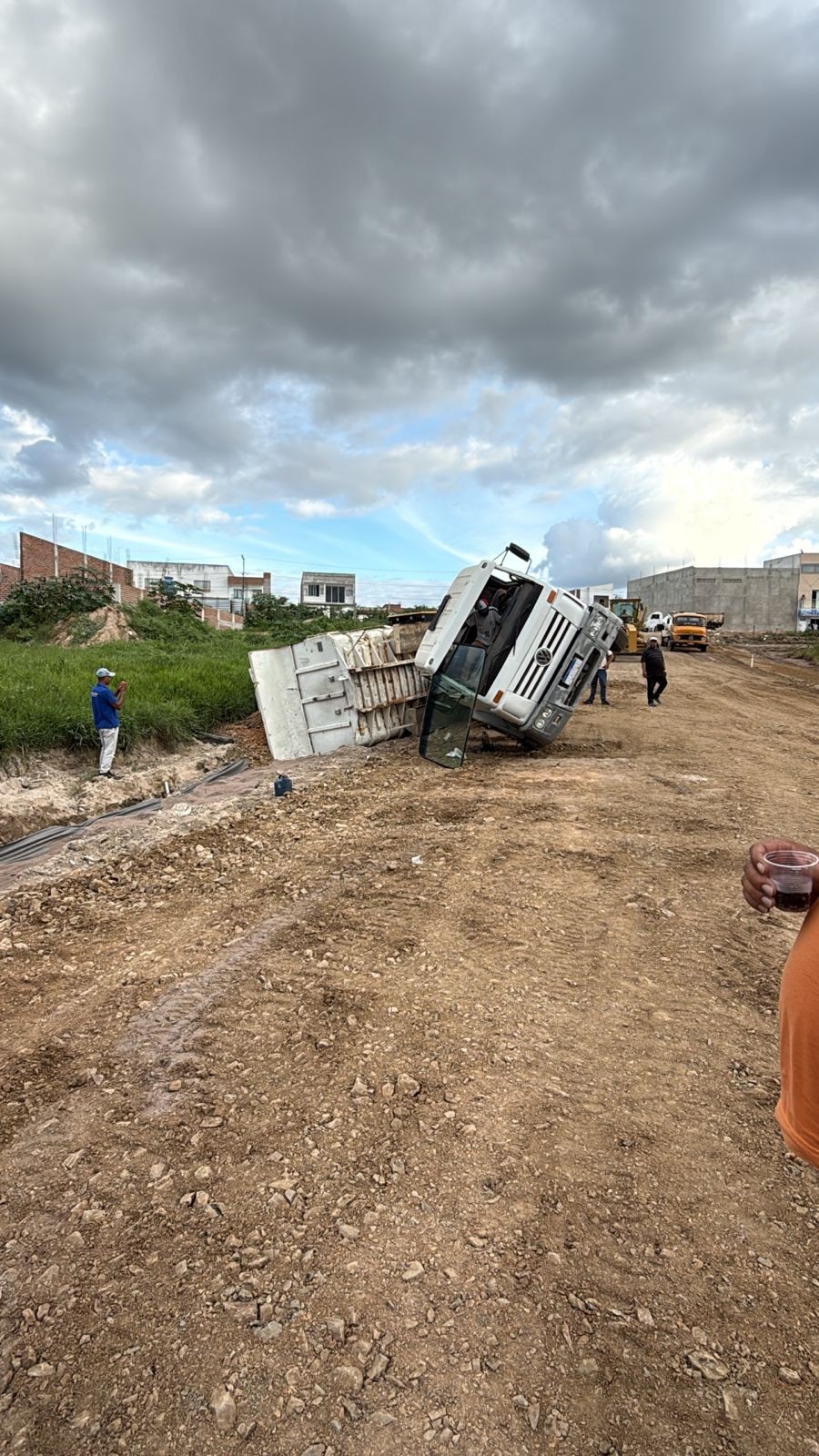 Menos de um mês após carreta tombar, caçamba carregada de cascalho tomba no bairro Fluminense em Conceição do Coité