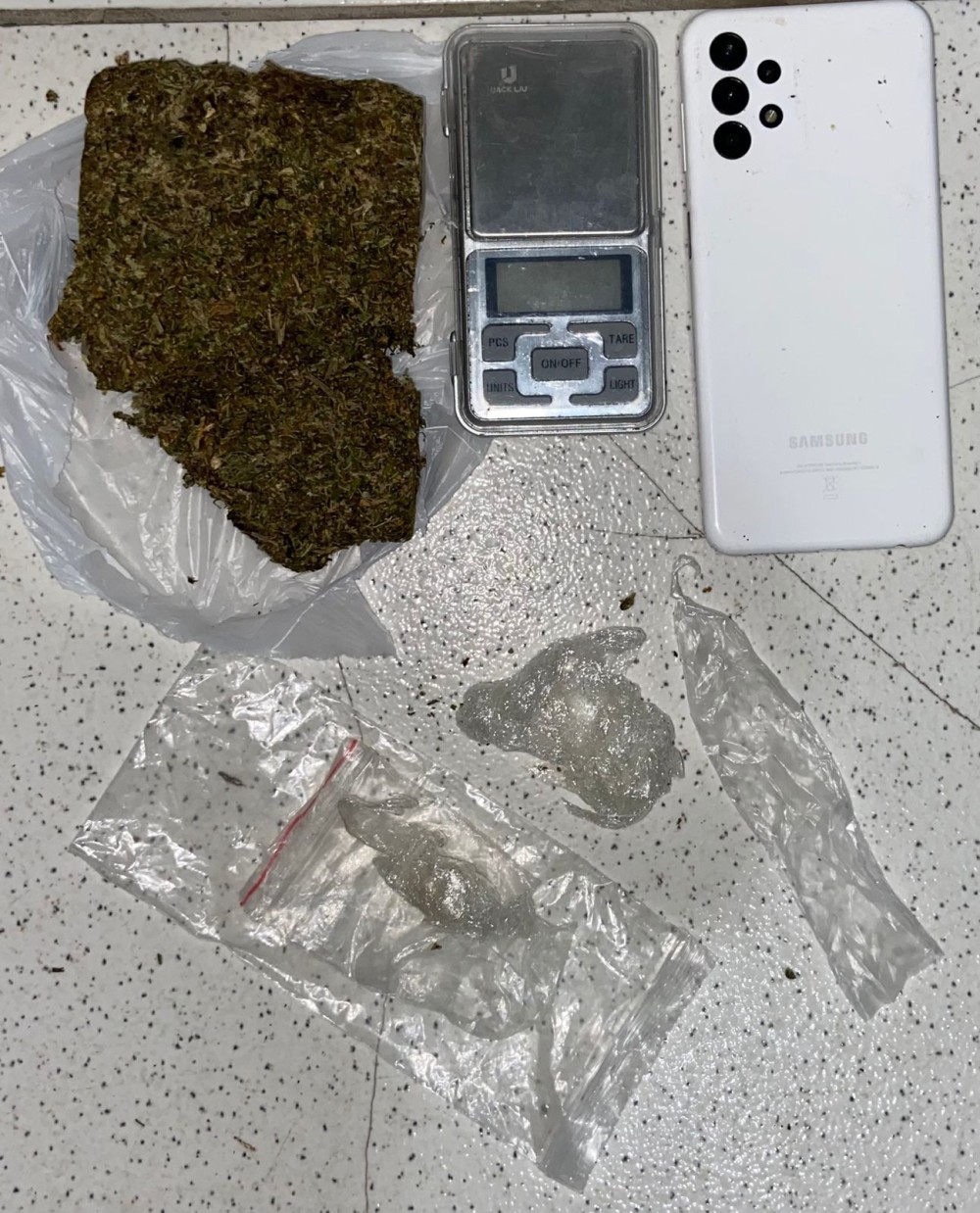 Jovem de 18 anos é preso com maconha, balança e embalagens para drogas em Serrinha