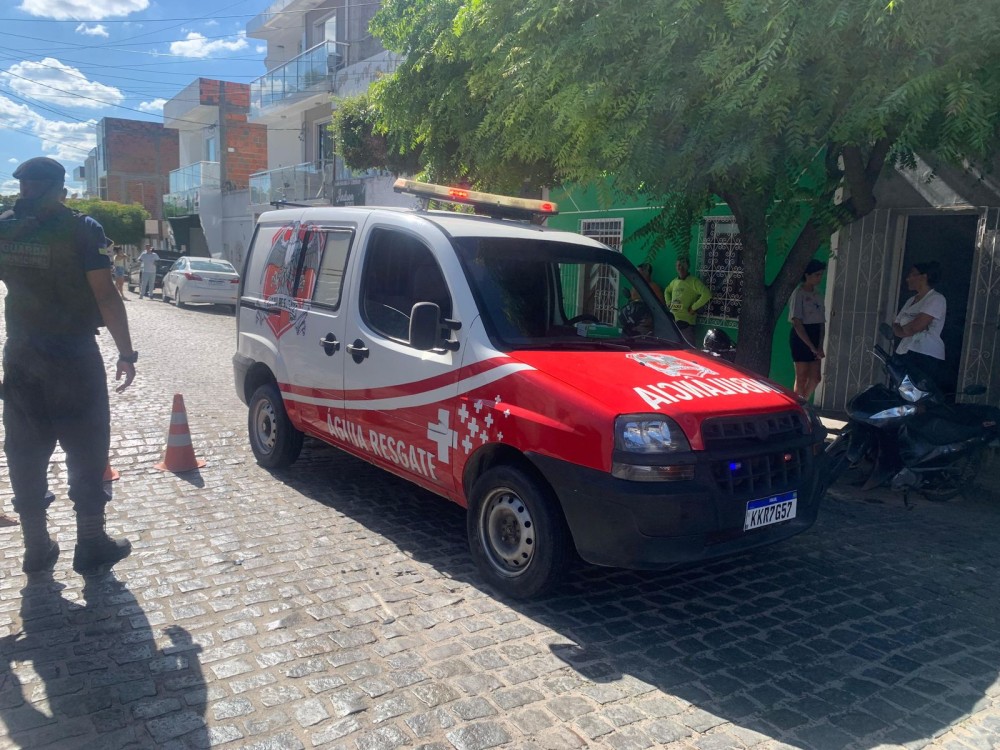 Óleo derramado na pista provoca queda de motociclista em frente à rodoviária de Conceição do Coité