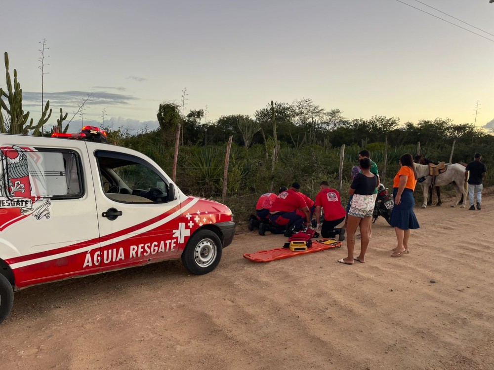 Jovem sofre lacerações após sela se soltar e provocar queda de cavalo em Conceição do Coité
