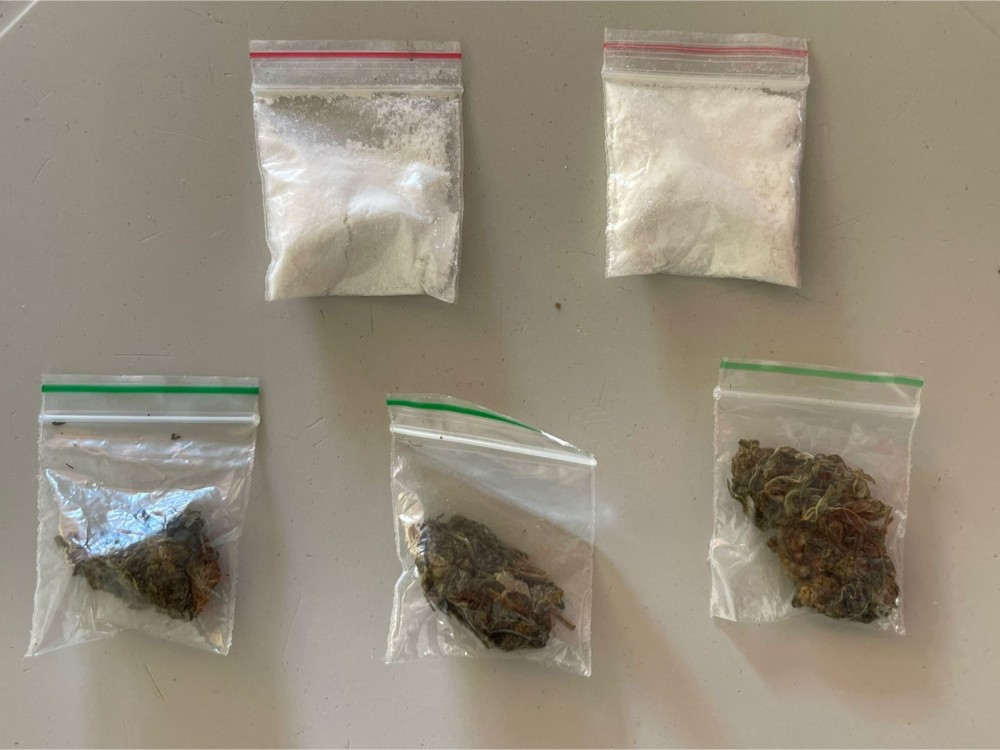 Suspeito abandona drogas e foge ao perceber viatura em Retirolândia