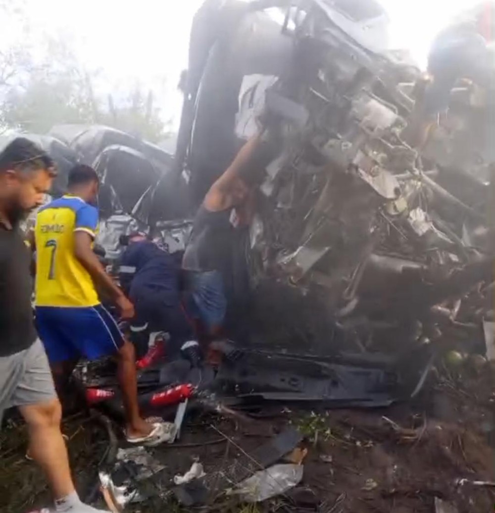 Van envolvida em acidente com 15 mortos na BR 116 pertencia a moradora de Conceição do Coité; ela entra em choque ao saber da tragédia