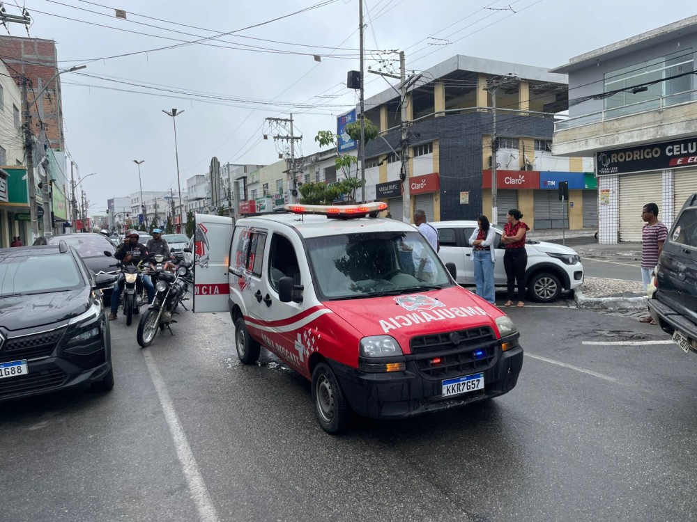 Motociclista sofre queda ao frear para evitar acidente e é socorrida pelo Águia Resgate no centro de Conceição do Coité