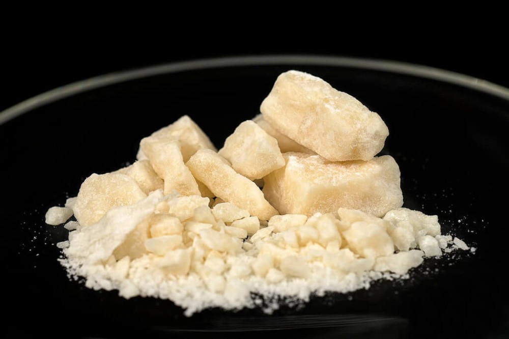 Mais de 1 quilo de drogas apreendido: suspeito tenta fugir da polícia, mas acaba preso com maconha, cocaína e crack em Serrinha