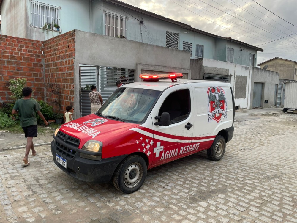 Homem sofre corte profundo após confusão com suposto companheiro no Conjunto Mário da Caixa em Conceição do Coité