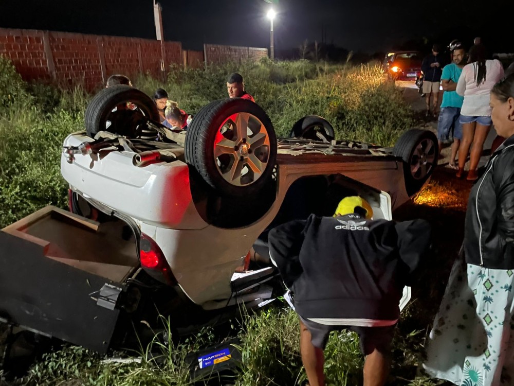 Carro capota e duas pessoas ficam feridas na BA-411, entre Conceição do Coité e o distrito de Salgadália; motorista sofre amputação parcial da orelha