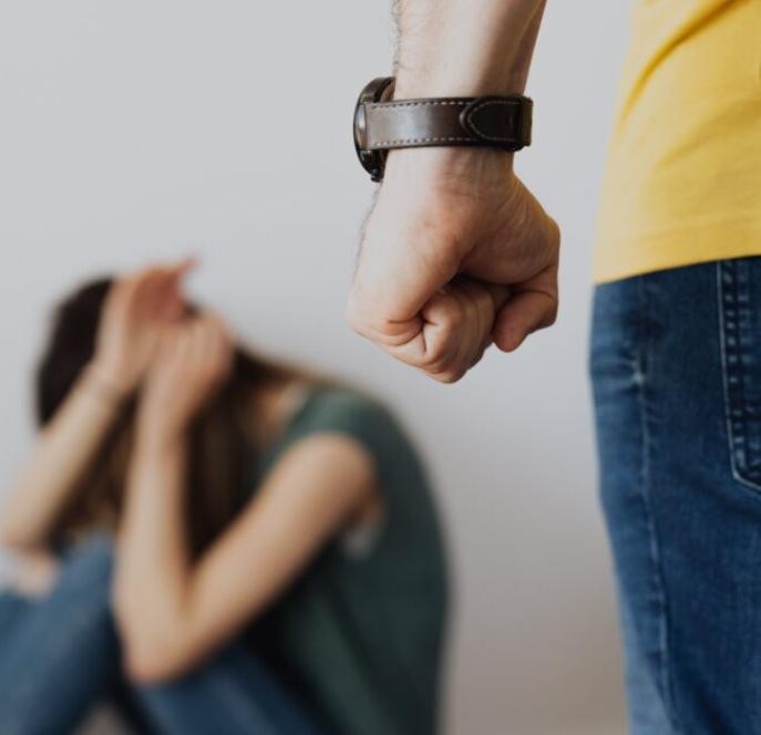 Ao encontrar ex-companheira em confraternização com amigos, homem a agride com socos e destrói pertences na região do bairro Casas Populares em Conceição do Coité
