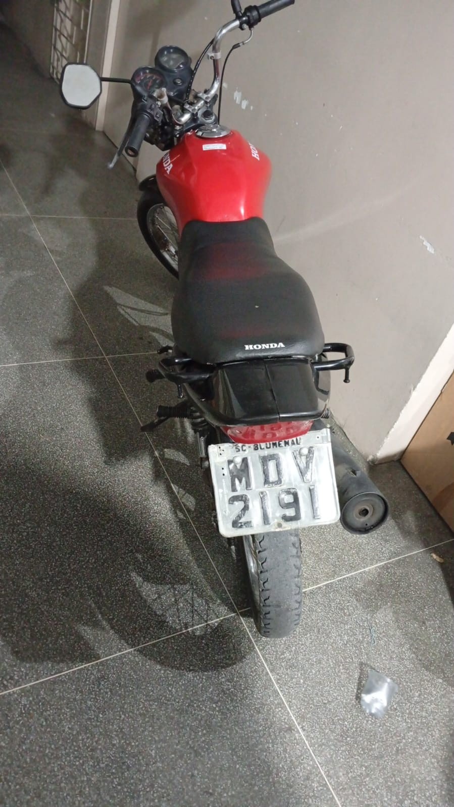 É sucata! Moto estacionada em local escuro chama a atenção da PM e acaba apreendida no bairro Açudinho em Conceição do Coité
