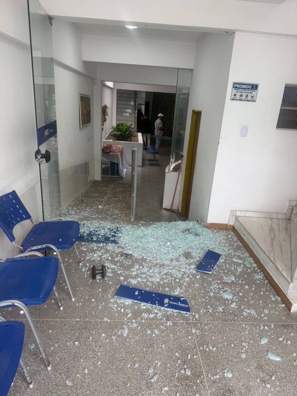 URGENTE: Durante júri, acusado de tentativa de homicídio pede para ir ao banheiro, tenta fugir, se choca contra porta de vidro e é contido pela PM em Teofilândia