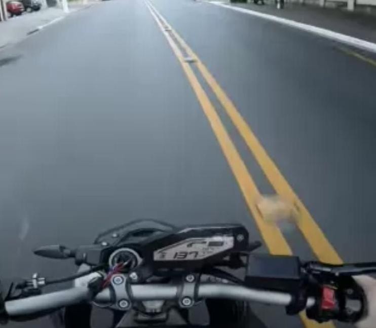 Homem é abordado pela PM após ser flagrado transitando na contramão com moto sem placa, sem chassi identificado e sem CNH em São Domingos