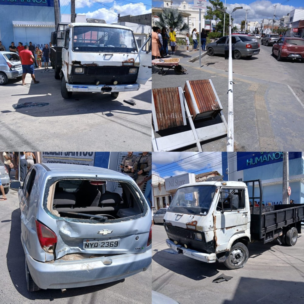 Caminhão perde freio, atinge veículos e derruba poste na Praça da Matriz em Conceição do Coité