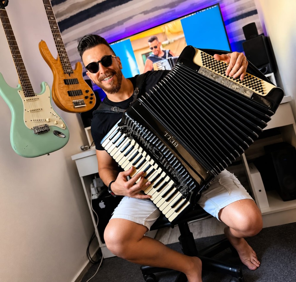É hoje! Duguinho do Acordeon se apresenta Arraiá do Carmo em Salvador
