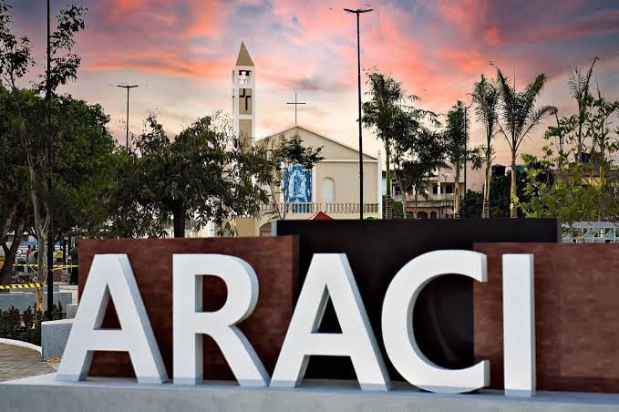 Moradores controlam incêndio em depósito de reciclagem e evitam tragédia em Araci; PM e Corpo de Bombeiros foram acionados.