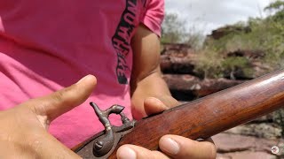 Brincadeira termina em tragédia após crianças entrarem em residência fechada e encontrarem arma em Conceição do Coité; garoto foi atingido e transferido para Feira de Santana