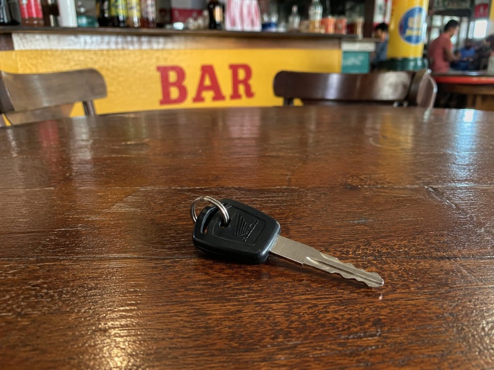 Suspeito furta chave de moto deixada por idoso em bar e é localizado pela Polícia Militar em São Domingos