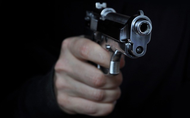 Jovem é baleado após discussão durante festa na zona rural de Teofilândia; vítima aponta suspeito à polícia
