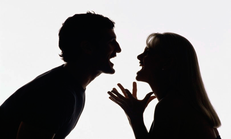 Mulher procura a PM e relata violência verbal após ser expulsa de casa durante crise de ciúmes do companheiro no bairro Açudinho em Conceição do Coité.