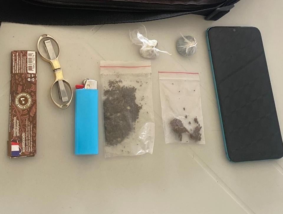 Suspeito foge ao ver viatura, mas acaba abordado com drogas no bairro Casas Populares em Conceição do Coité