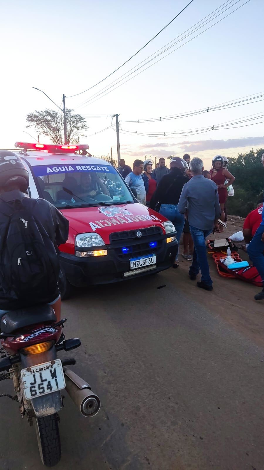 Colisão entre duas motos deixa mulher com fratura exposta na BA-409 em Conceição do Coité