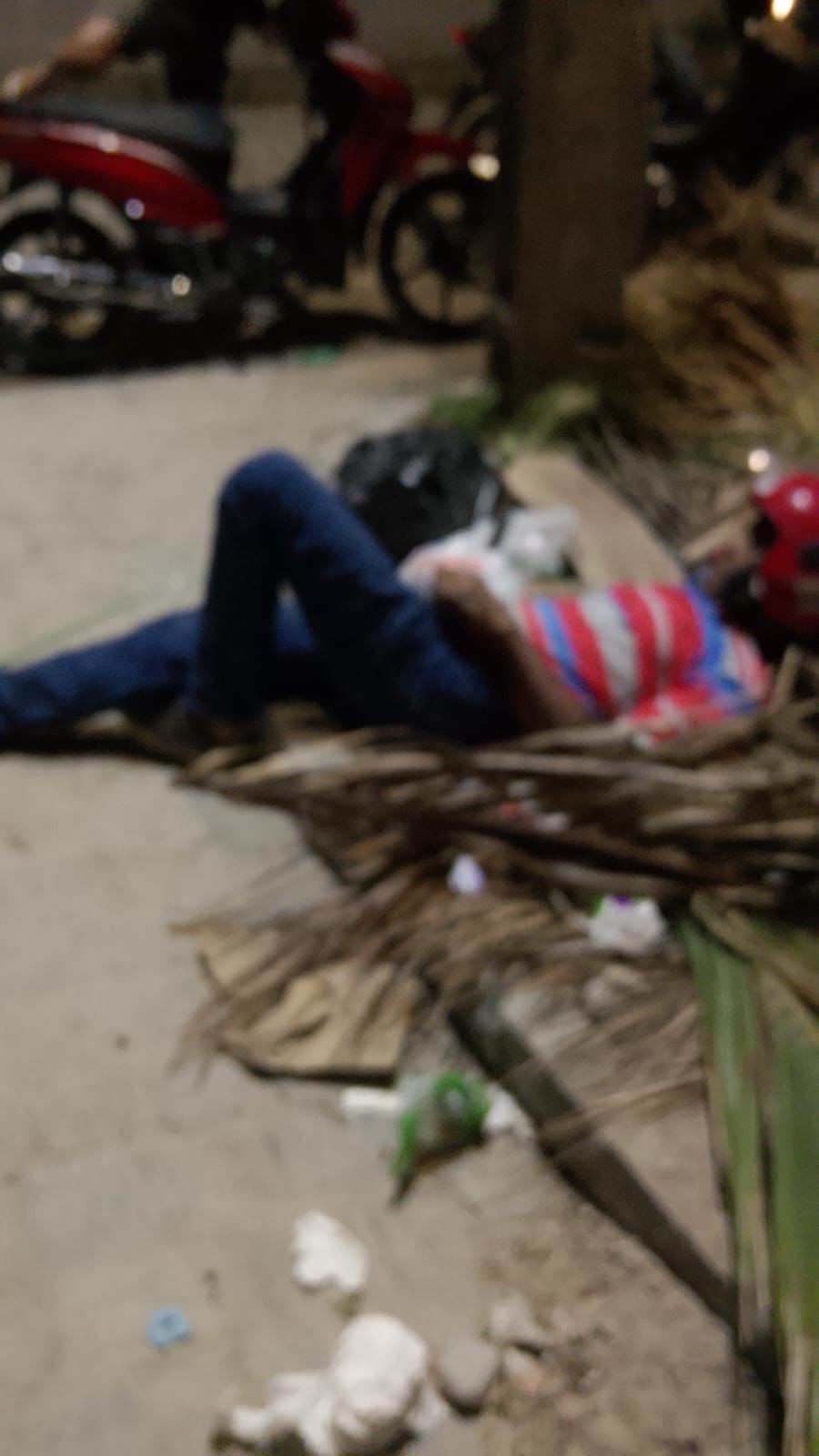Idoso é arremessado contra amontoado de lixo após colisão entre motos em Conceição do Coité