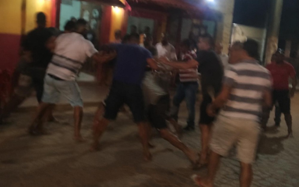 Briga generalizada deixa homem ferido em frente a bar no centro de Biritinga