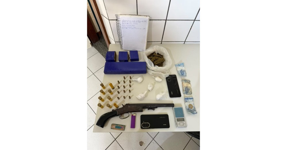 Dono de barbearia é preso pela CETO com 2 kg de maconha, cocaína e arma de fogo em Retirolândia