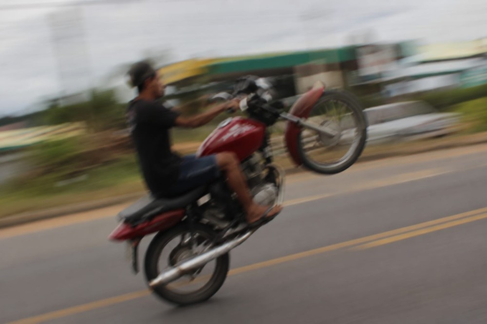 Motociclista é flagrado dando 