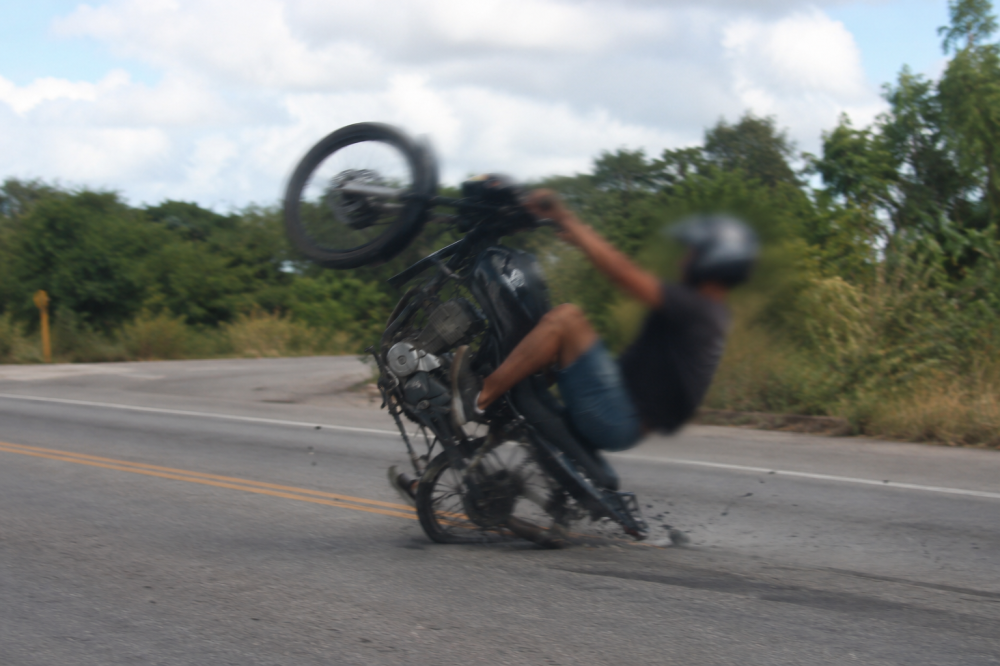 Jovem é flagrado empinando moto e tem veículo apreendido pela PM no distrito de Salgadália em Conceição do Coité