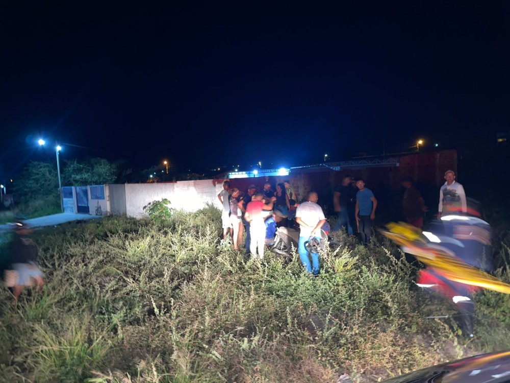 Mulher fica desorientada e sofre laceração no rosto após acidente de moto na BA-411 no distrito de Salgadália em Conceição do Coité