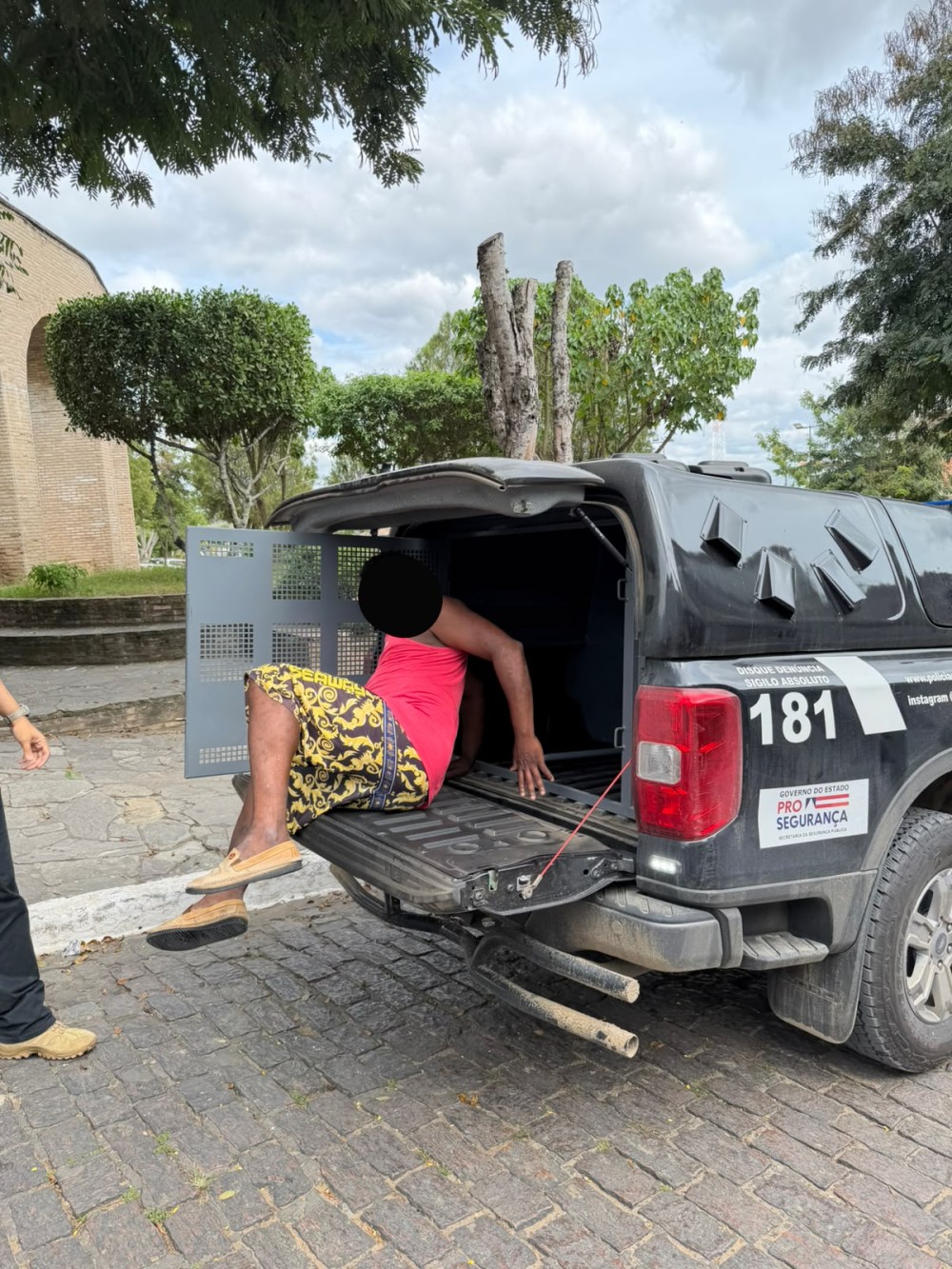 Polícia Civil realiza duas ações e conduz suspeitos por posse ilegal de arma e drogas em Santa Bárbara