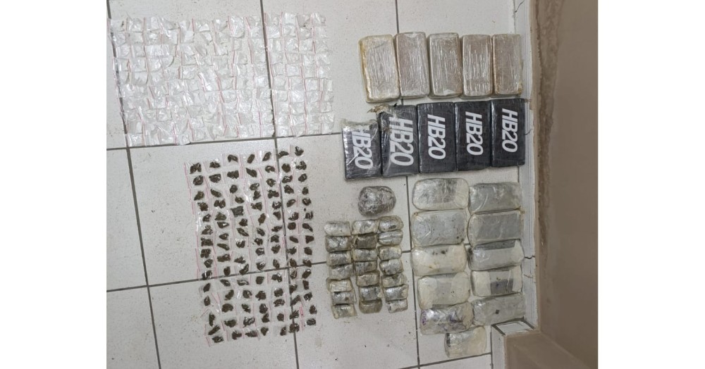 PM apreende enorme quantidade de crack, cocaína e maconha após perseguição em Lamarão
