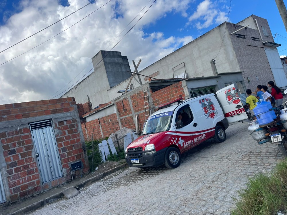 Trabalhador é socorrido com suspeita de fraturas após queda de laje no bairro da Quadra em Conceição do Coité