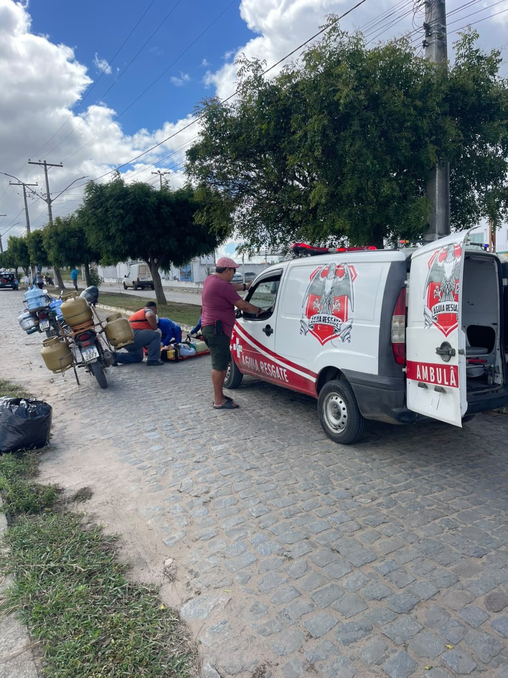 Brigada Águia Resgate atende jovem ferida em acidente de moto no bairro Cidade Jardim em Conceição do Coité