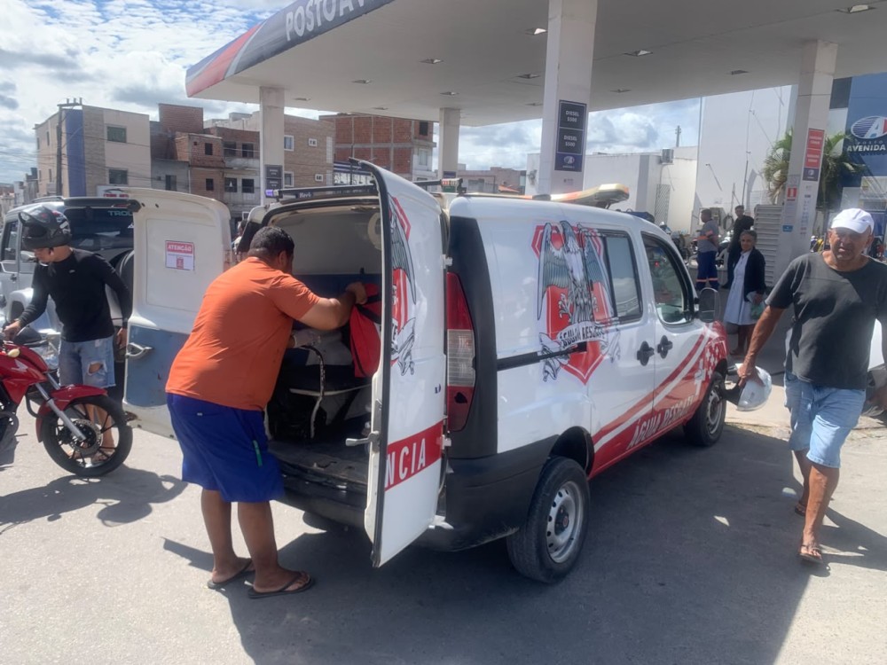 Mãe e filha ficam feridas após colisão entre carro e moto em rotatória de Conceição do Coité